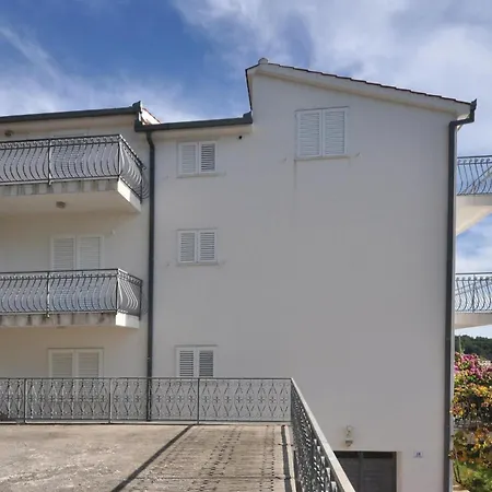 Lovely In With Kitchen Apartment